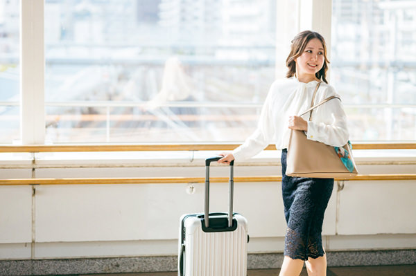 海外旅行での究極のヘアケアガイド：美しい髪を保つためのプロのヒントと必須アイテム