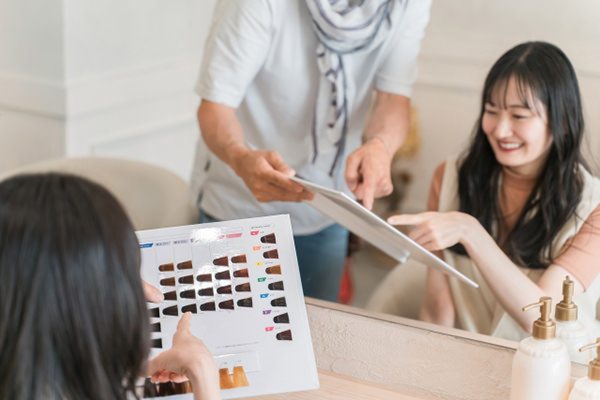 美容室カラー vs 市販カラー：違いを徹底解説！プロが教える色持ちと仕上がりの秘訣