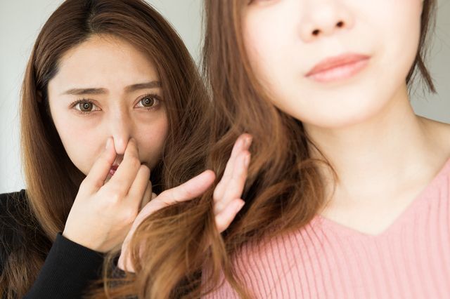 髪の臭いが気になるのはなぜ？原因と対策を徹底解説！