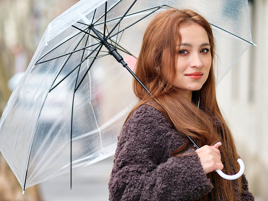 雨の日の髪型問題を解決！湿気時代に負けないスタイリング術